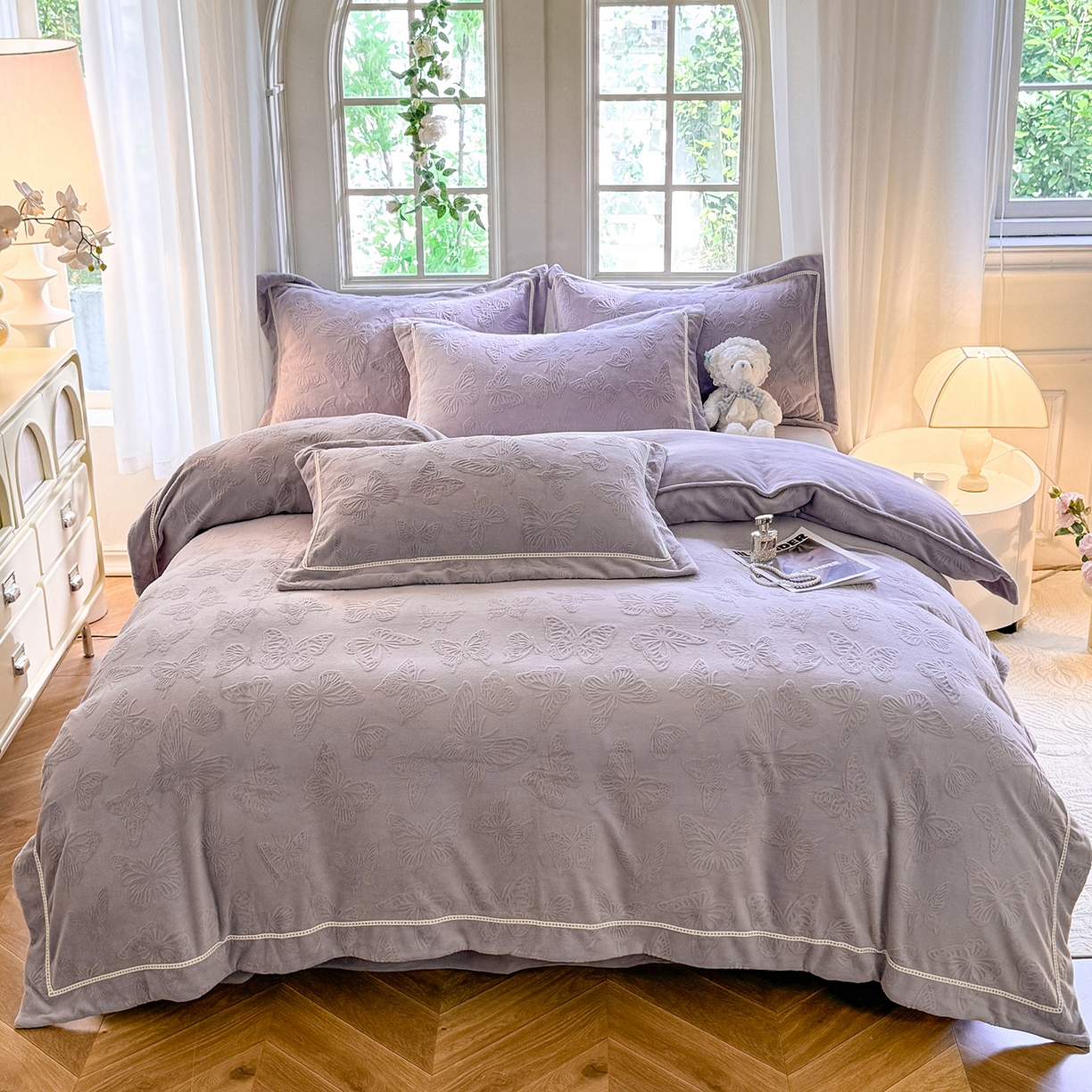 91家纺网 家纺一手货源 找家纺 艾唯希家纺 2025新款全消光雕花绒织带款四件套牛奶绒-雕花织带系列 花舞蝶飞-灰紫