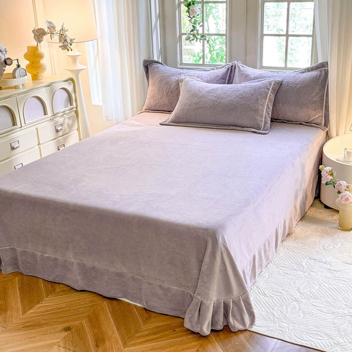 91家纺网 家纺一手货源 找家纺 艾唯希家纺 2025新款全消光雕花绒织带款四件套牛奶绒-雕花织带系列 花舞蝶飞-灰紫