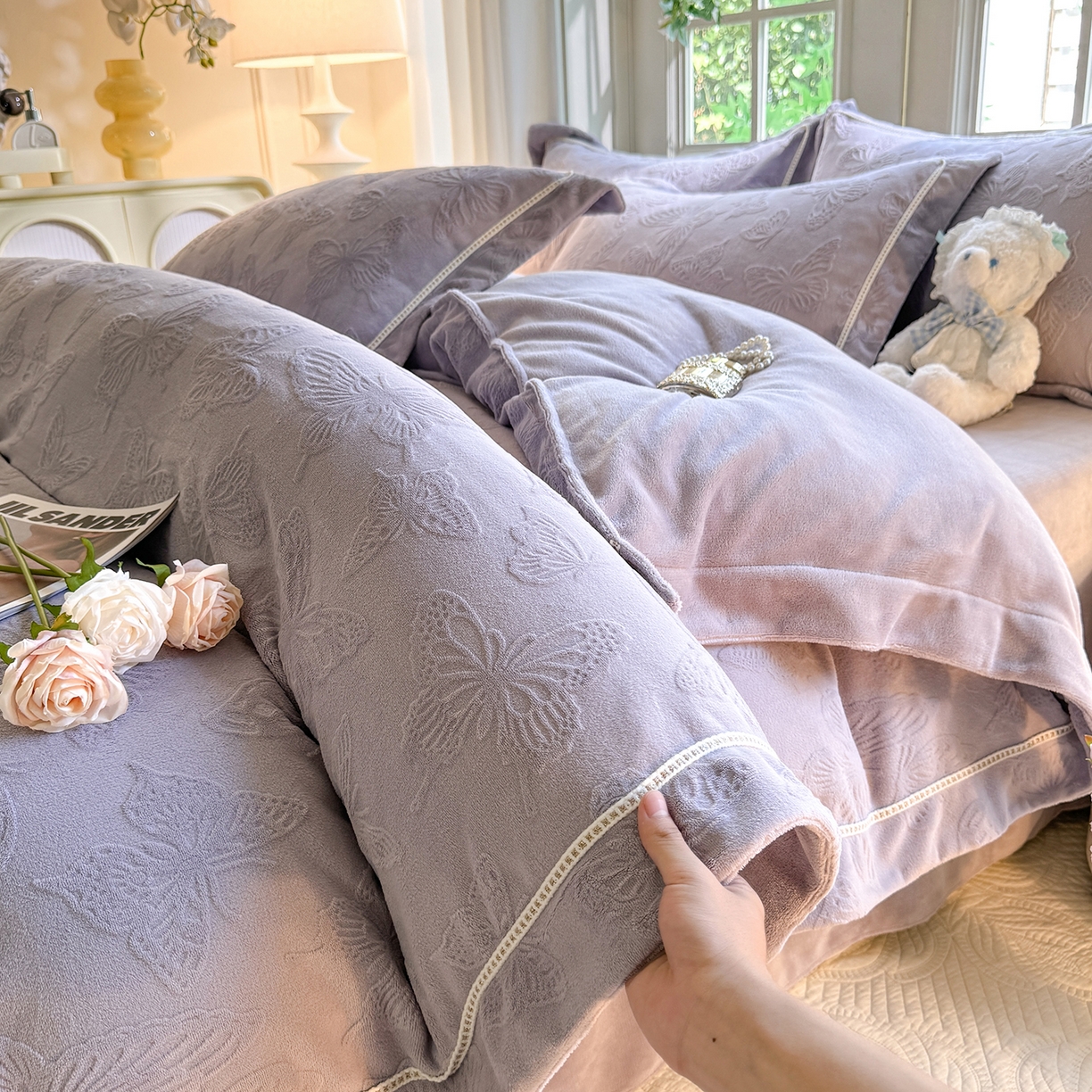 91家纺网 家纺一手货源 找家纺 艾唯希家纺 2025新款全消光雕花绒织带款四件套牛奶绒-雕花织带系列 花舞蝶飞-灰紫