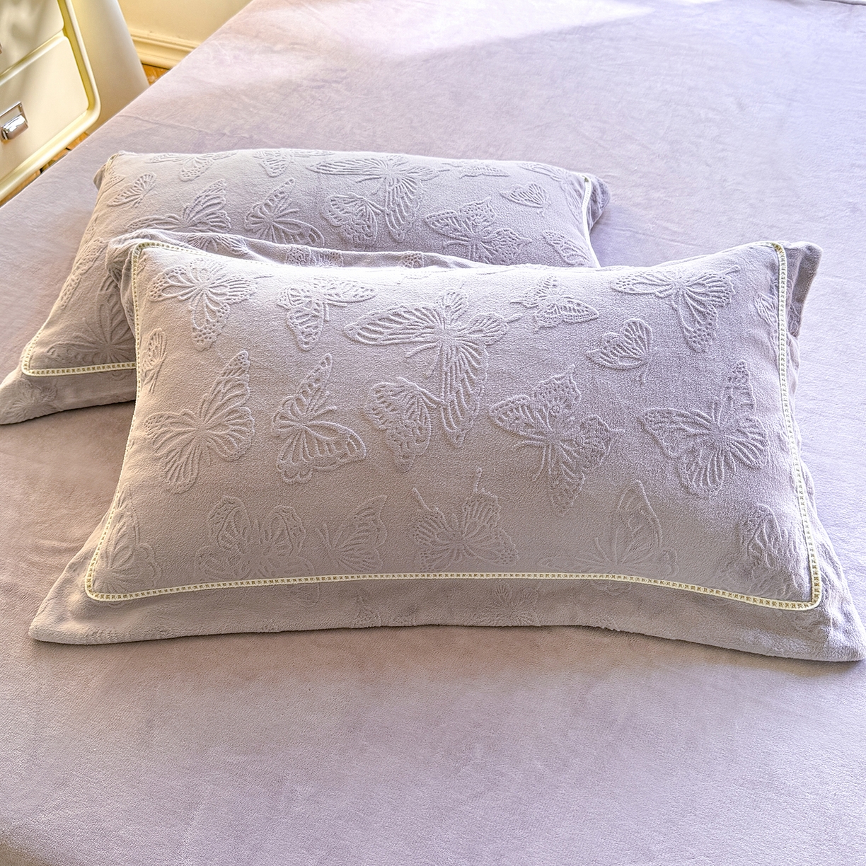 91家纺网 家纺一手货源 找家纺 艾唯希家纺 2025新款全消光雕花绒织带款四件套牛奶绒-雕花织带系列 花舞蝶飞-灰紫