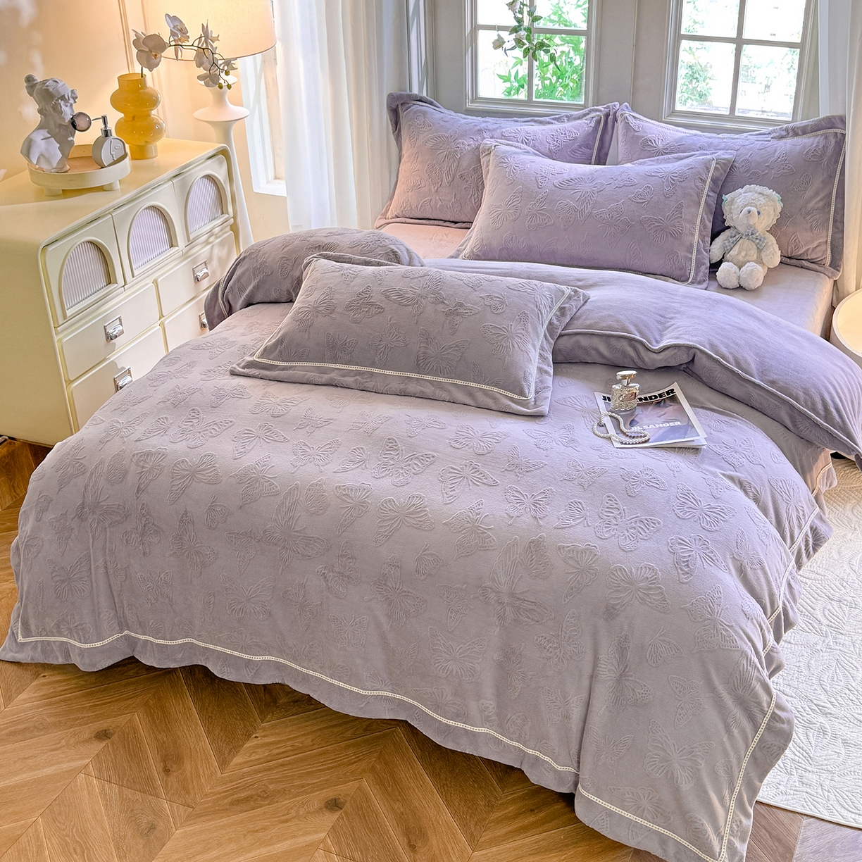 91家纺网 家纺一手货源 找家纺 艾唯希家纺 2025新款全消光雕花绒织带款四件套牛奶绒-雕花织带系列 花舞蝶飞-灰紫