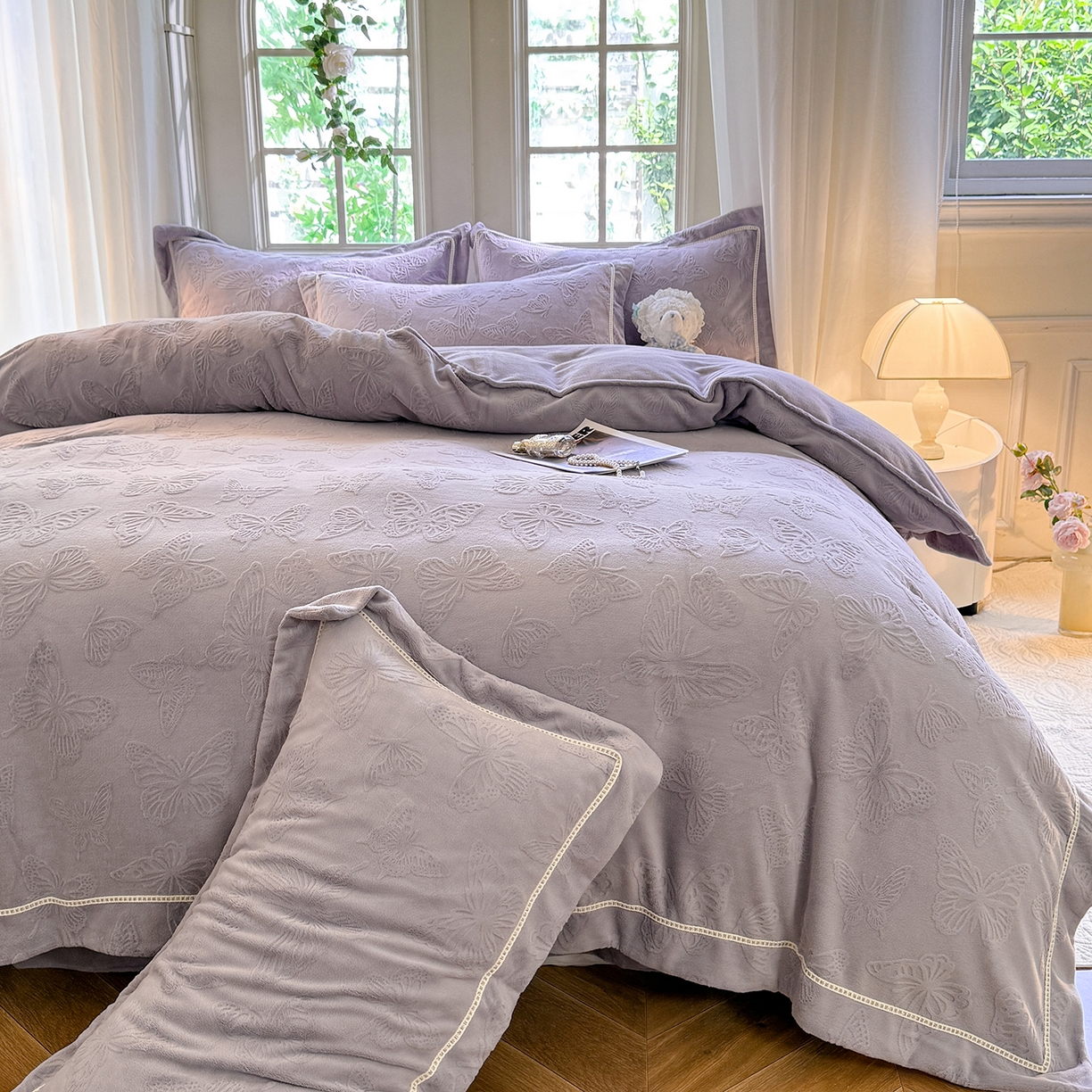 91家纺网 家纺一手货源 找家纺 艾唯希家纺 2025新款全消光雕花绒织带款四件套牛奶绒-雕花织带系列 花舞蝶飞-灰紫