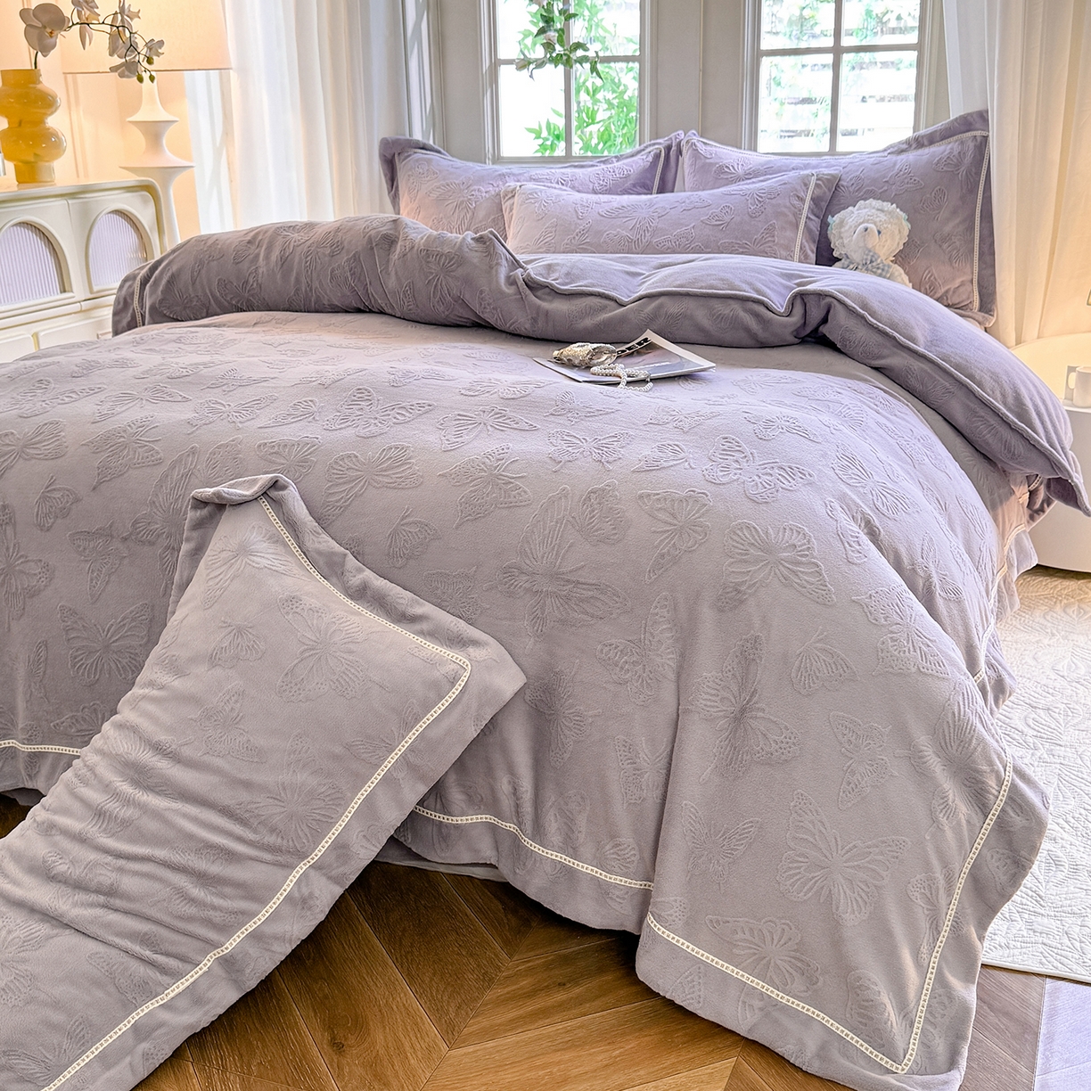 91家纺网 家纺一手货源 找家纺 艾唯希家纺 2025新款全消光雕花绒织带款四件套牛奶绒-雕花织带系列 花舞蝶飞-灰紫