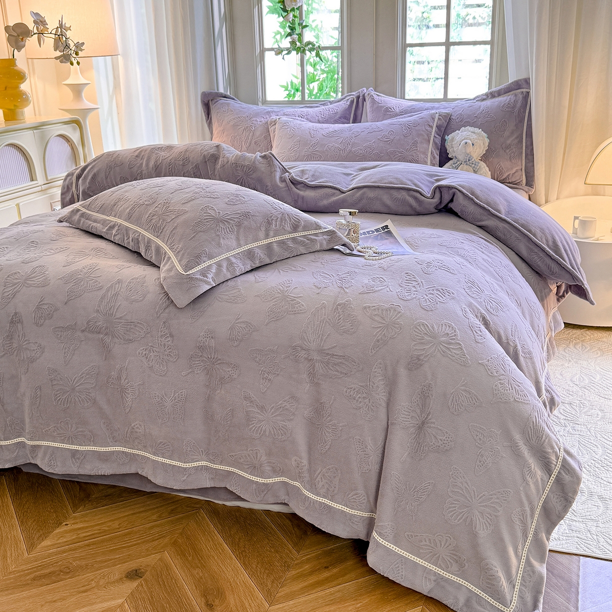 91家纺网 家纺一手货源 找家纺 艾唯希家纺 2025新款全消光雕花绒织带款四件套牛奶绒-雕花织带系列 花舞蝶飞-灰紫