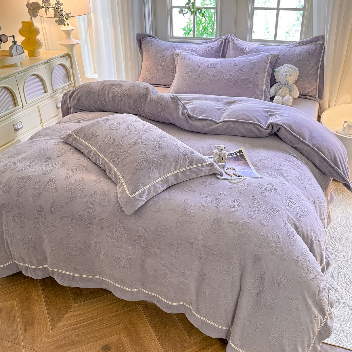 91家纺网 家纺一手货源 找家纺 艾唯希家纺 2025新款全消光雕花绒织带款四件套牛奶绒-雕花织带系列 花舞蝶飞-灰紫