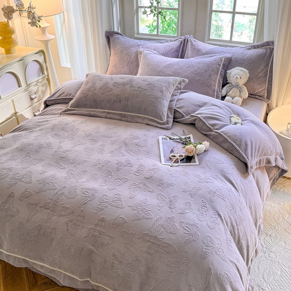 91家纺网 家纺一手货源 找家纺 艾唯希家纺 2025新款全消光雕花绒织带款四件套牛奶绒-雕花织带系列 花舞蝶飞-灰紫