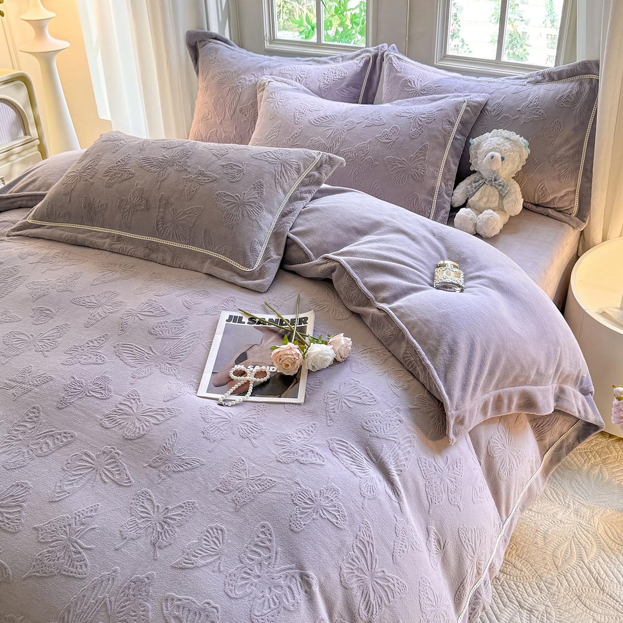 91家纺网 家纺一手货源 找家纺 艾唯希家纺 2025新款全消光雕花绒织带款四件套牛奶绒-雕花织带系列 花舞蝶飞-灰紫