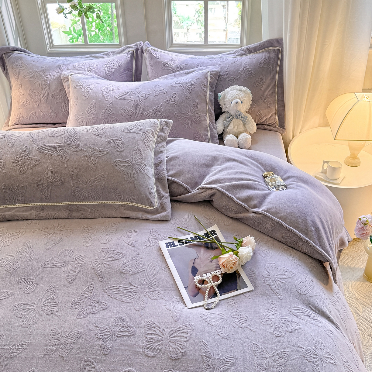 91家纺网 家纺一手货源 找家纺 艾唯希家纺 2025新款全消光雕花绒织带款四件套牛奶绒-雕花织带系列 花舞蝶飞-灰紫