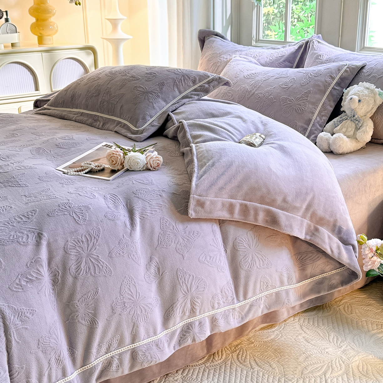 91家纺网 家纺一手货源 找家纺 艾唯希家纺 2025新款全消光雕花绒织带款四件套牛奶绒-雕花织带系列 花舞蝶飞-灰紫