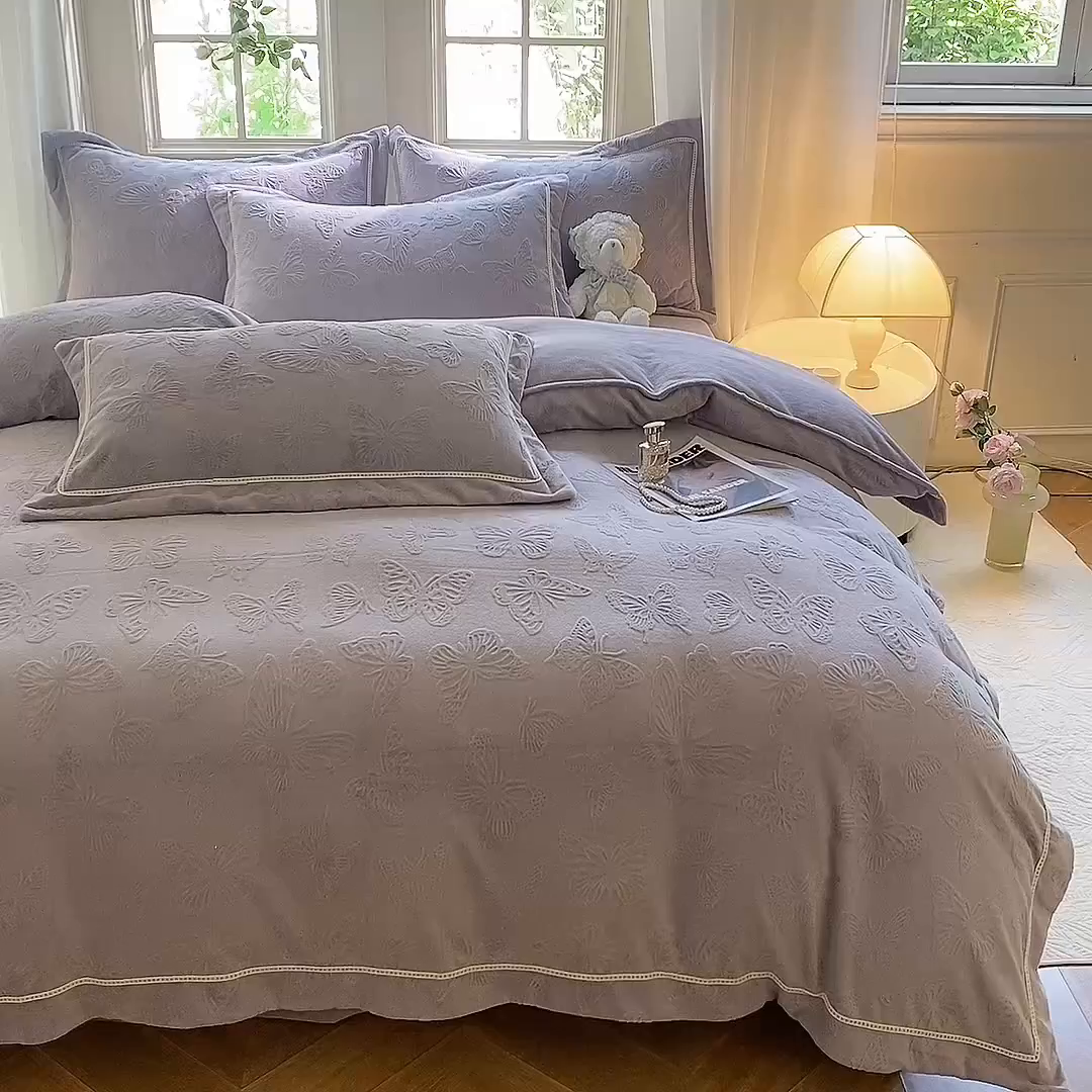 91家纺网 家纺一手货源 找家纺 艾唯希家纺 2025新款全消光雕花绒织带款四件套牛奶绒-雕花织带系列 花舞蝶飞-灰紫