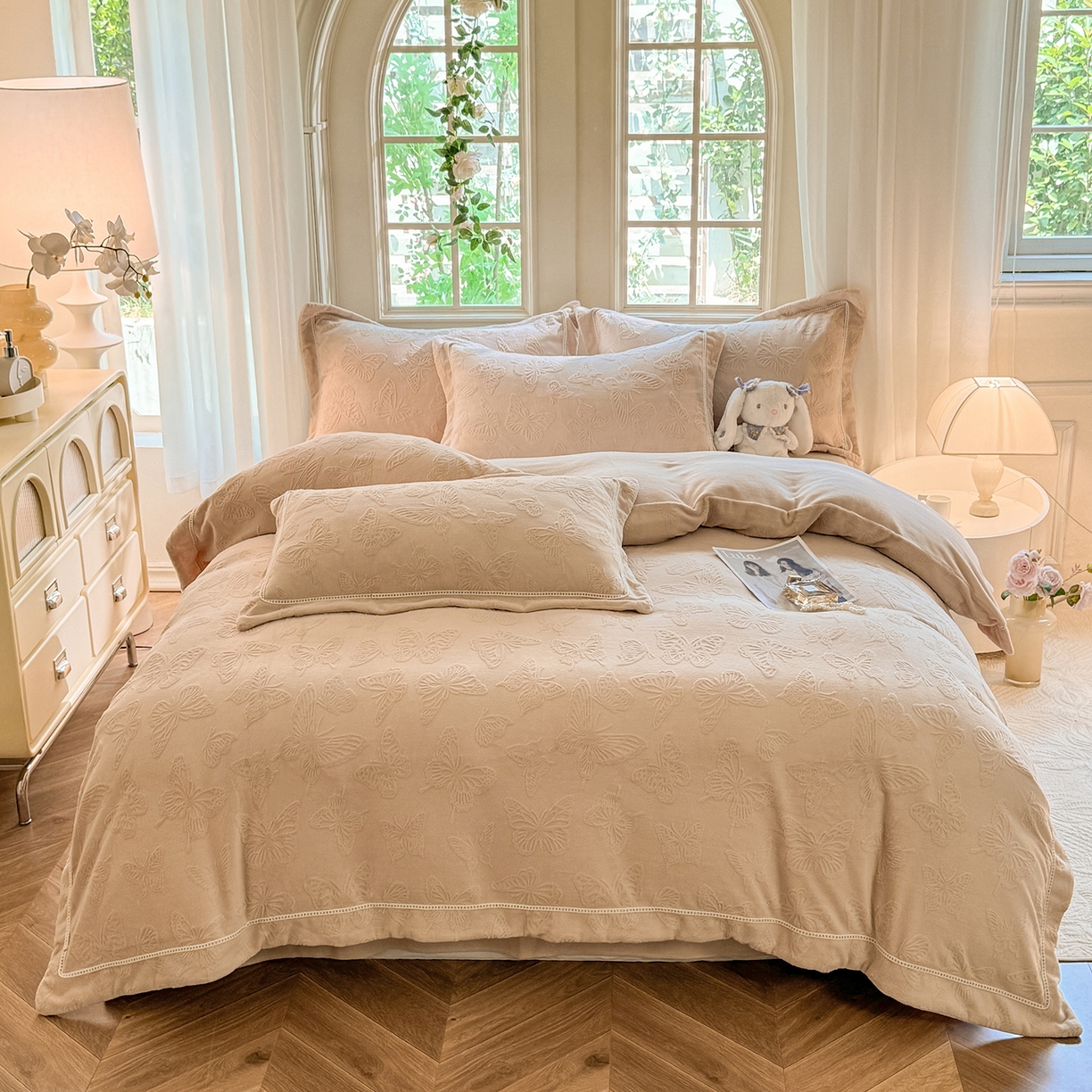 91家纺网 家纺一手货源 找家纺 艾唯希家纺 2025新款全消光雕花绒织带款四件套牛奶绒-雕花织带系列 花舞蝶飞-驼