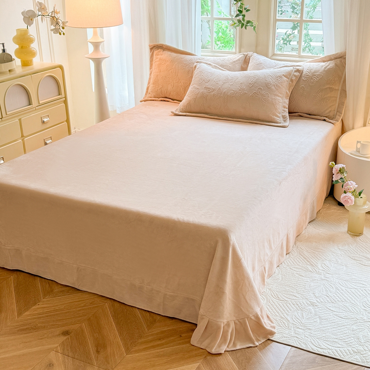 91家纺网 家纺一手货源 找家纺 艾唯希家纺 2025新款全消光雕花绒织带款四件套牛奶绒-雕花织带系列 花舞蝶飞-驼