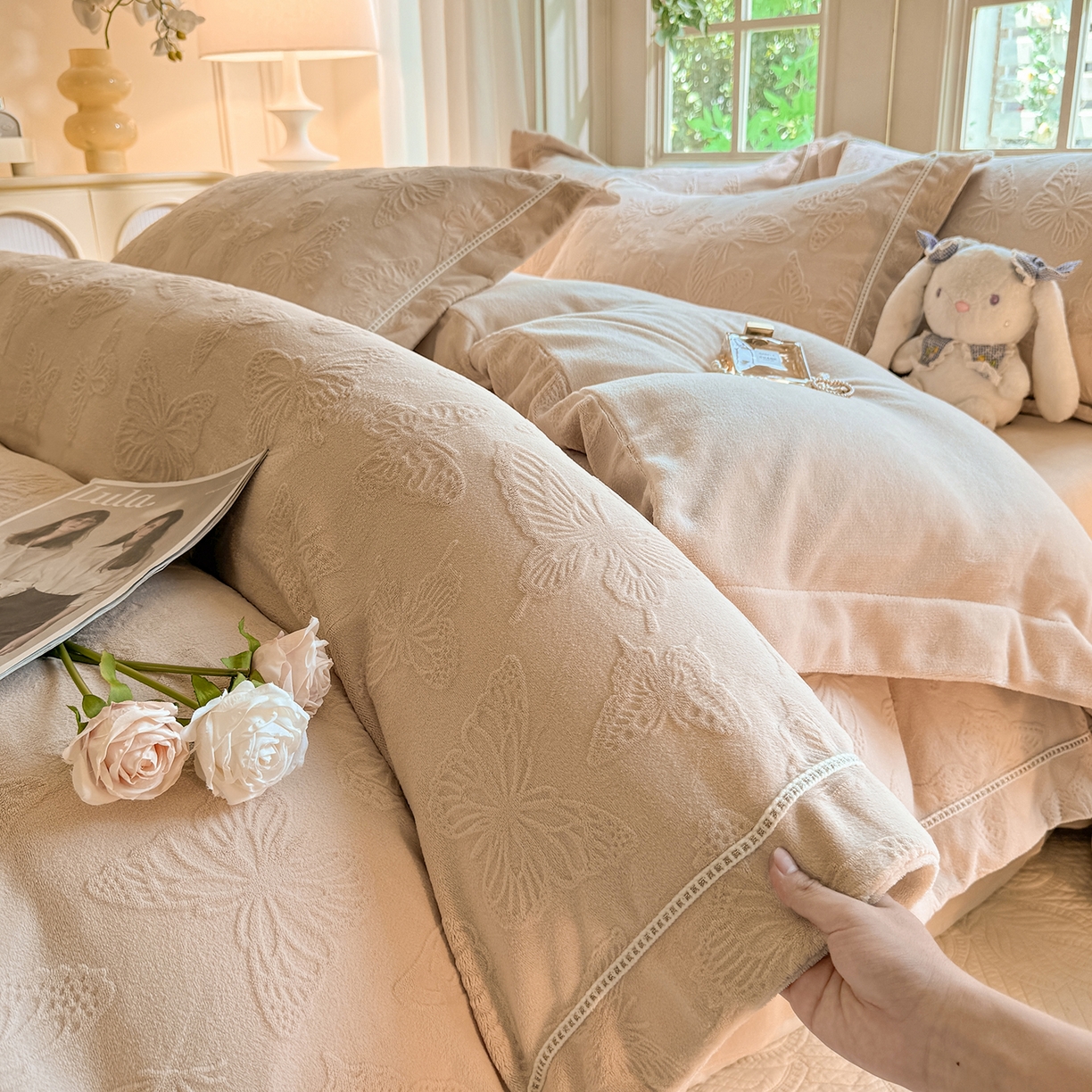 91家纺网 家纺一手货源 找家纺 艾唯希家纺 2025新款全消光雕花绒织带款四件套牛奶绒-雕花织带系列 花舞蝶飞-驼