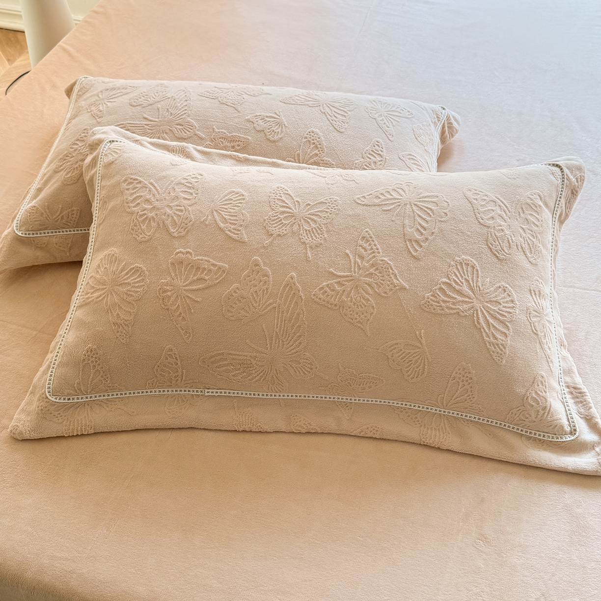 91家纺网 家纺一手货源 找家纺 艾唯希家纺 2025新款全消光雕花绒织带款四件套牛奶绒-雕花织带系列 花舞蝶飞-驼