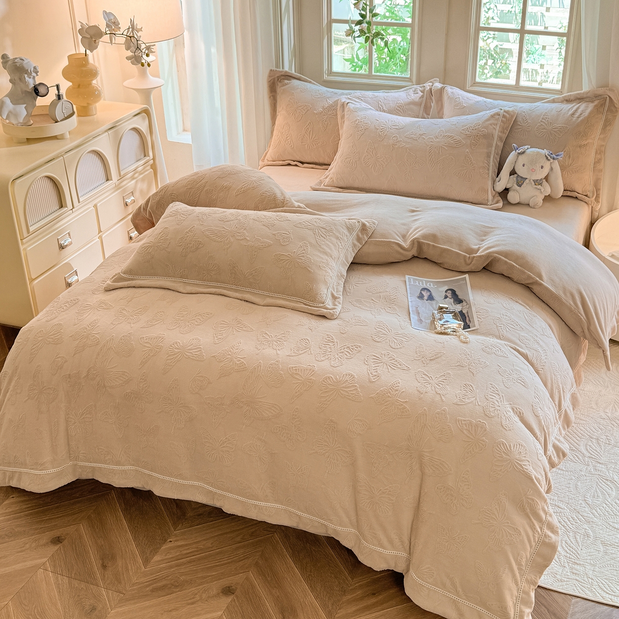 91家纺网 家纺一手货源 找家纺 艾唯希家纺 2025新款全消光雕花绒织带款四件套牛奶绒-雕花织带系列 花舞蝶飞-驼