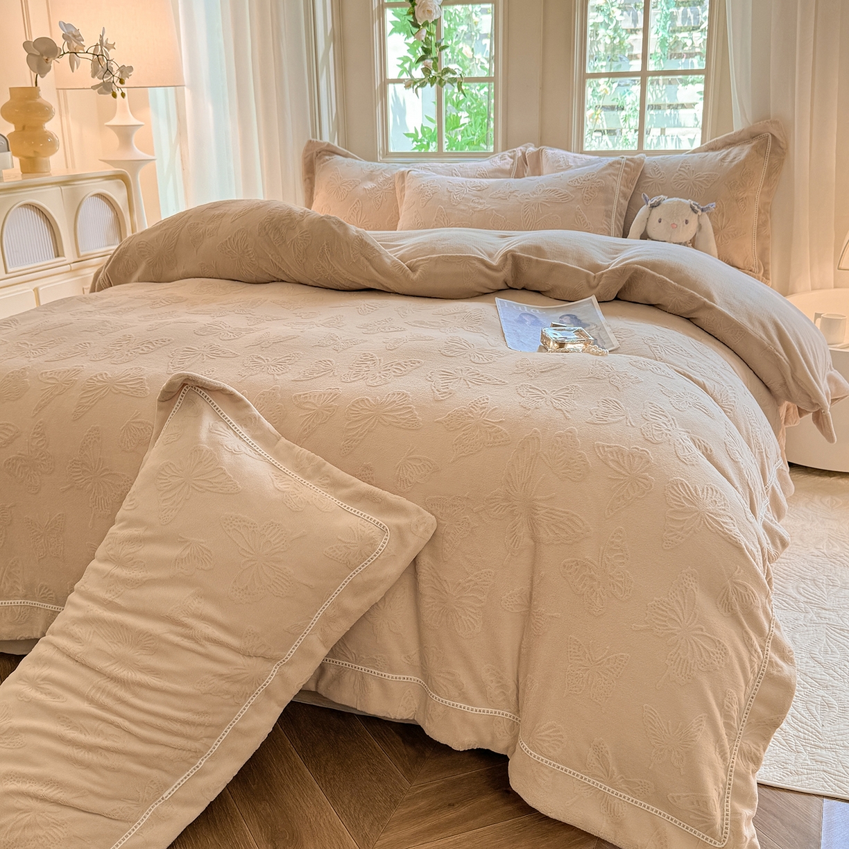 91家纺网 家纺一手货源 找家纺 艾唯希家纺 2025新款全消光雕花绒织带款四件套牛奶绒-雕花织带系列 花舞蝶飞-驼