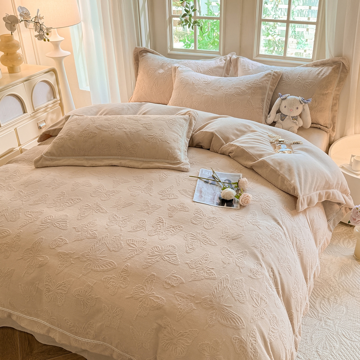 91家纺网 家纺一手货源 找家纺 艾唯希家纺 2025新款全消光雕花绒织带款四件套牛奶绒-雕花织带系列 花舞蝶飞-驼