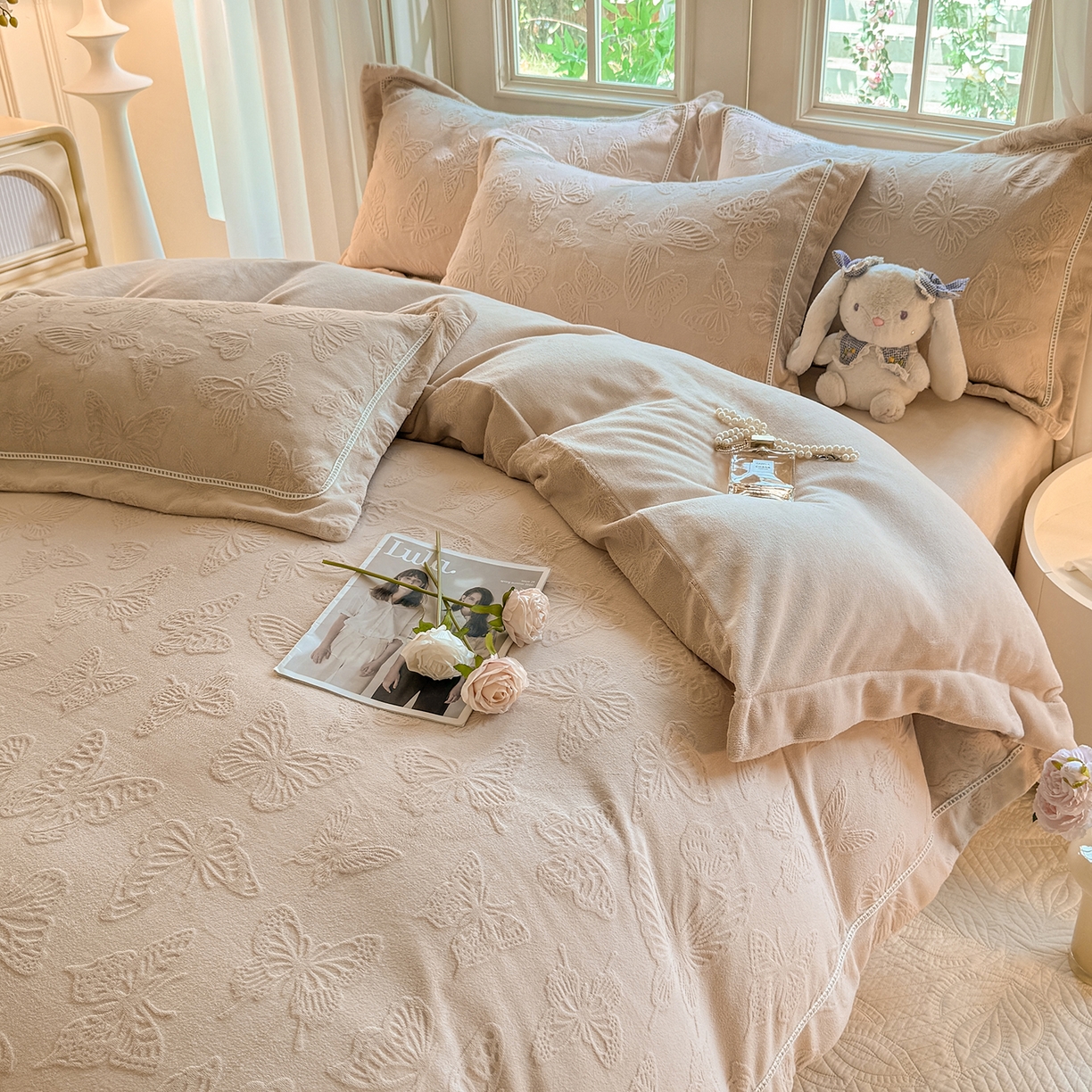 91家纺网 家纺一手货源 找家纺 艾唯希家纺 2025新款全消光雕花绒织带款四件套牛奶绒-雕花织带系列 花舞蝶飞-驼