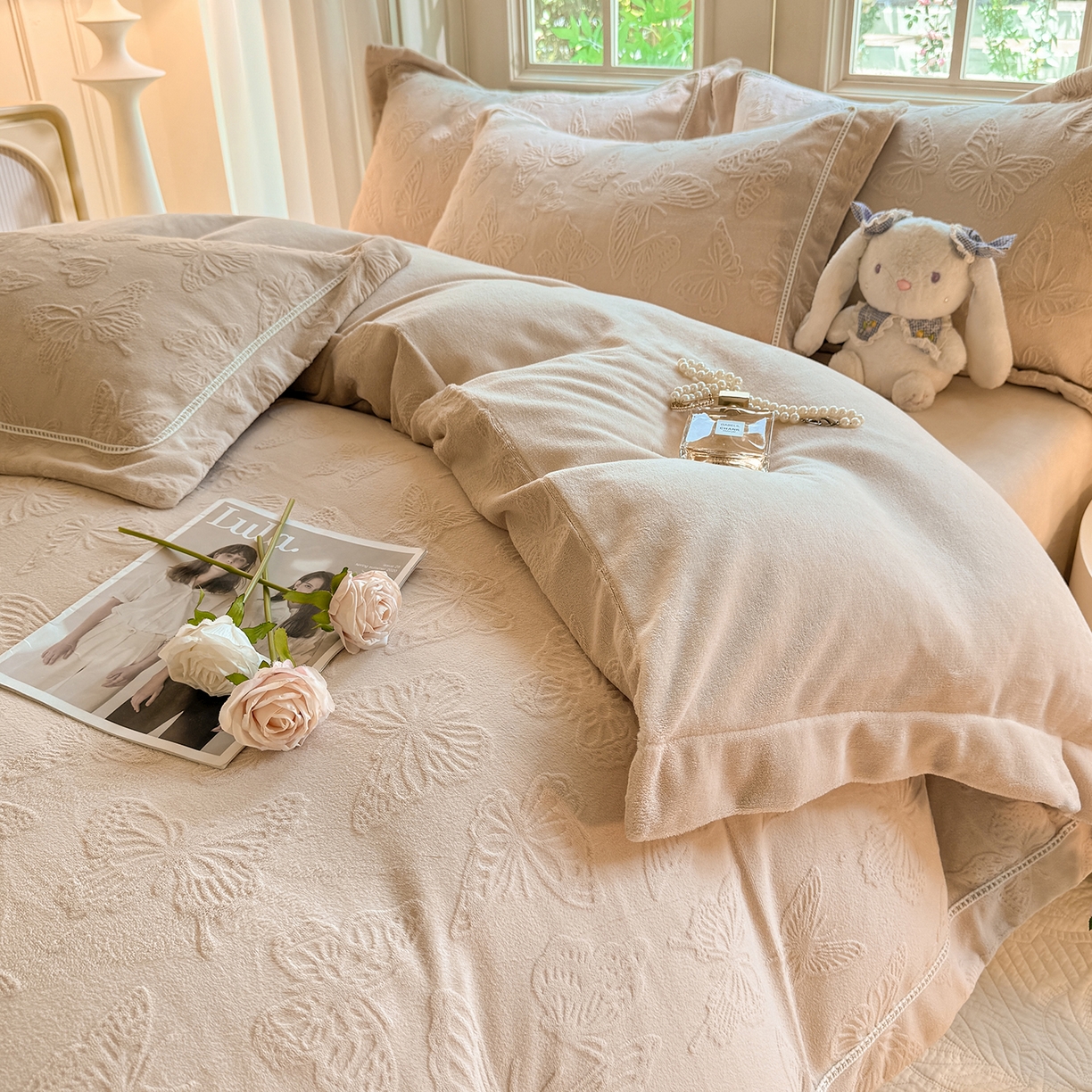 91家纺网 家纺一手货源 找家纺 艾唯希家纺 2025新款全消光雕花绒织带款四件套牛奶绒-雕花织带系列 花舞蝶飞-驼