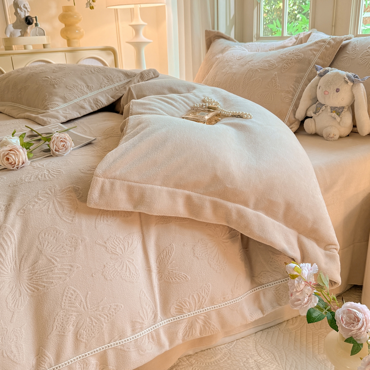 91家纺网 家纺一手货源 找家纺 艾唯希家纺 2025新款全消光雕花绒织带款四件套牛奶绒-雕花织带系列 花舞蝶飞-驼