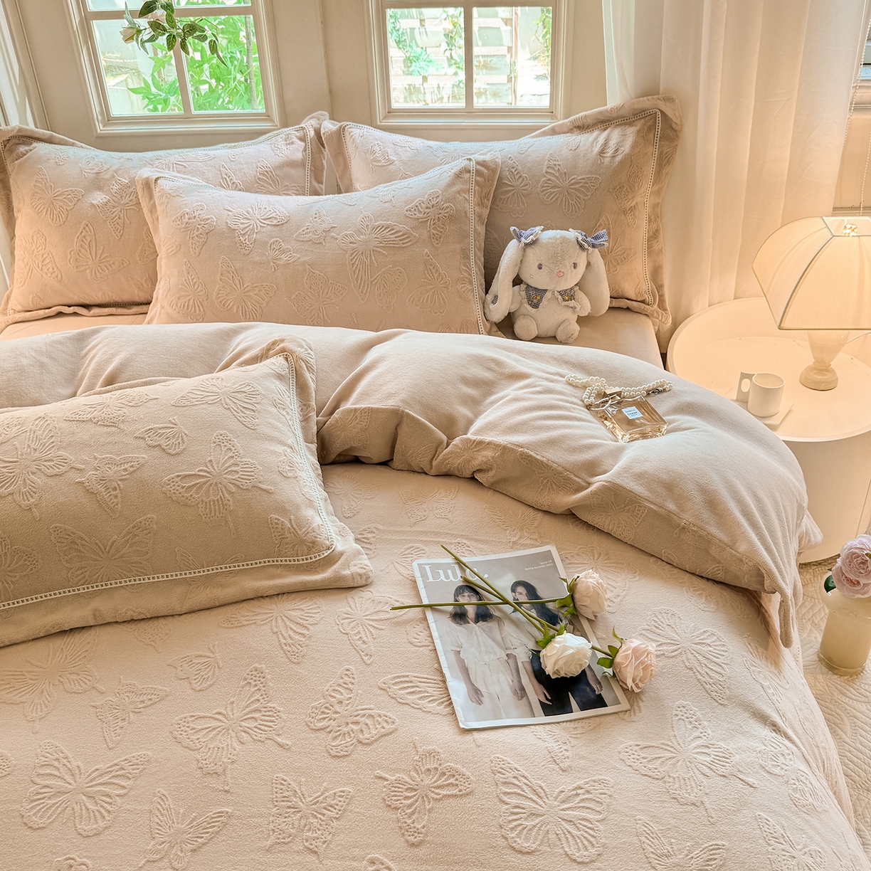 91家纺网 家纺一手货源 找家纺 艾唯希家纺 2025新款全消光雕花绒织带款四件套牛奶绒-雕花织带系列 花舞蝶飞-驼