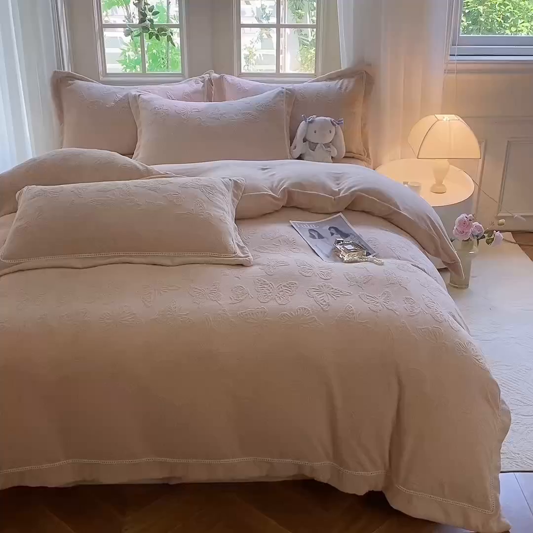 91家纺网 家纺一手货源 找家纺 艾唯希家纺 2025新款全消光雕花绒织带款四件套牛奶绒-雕花织带系列 花舞蝶飞-驼