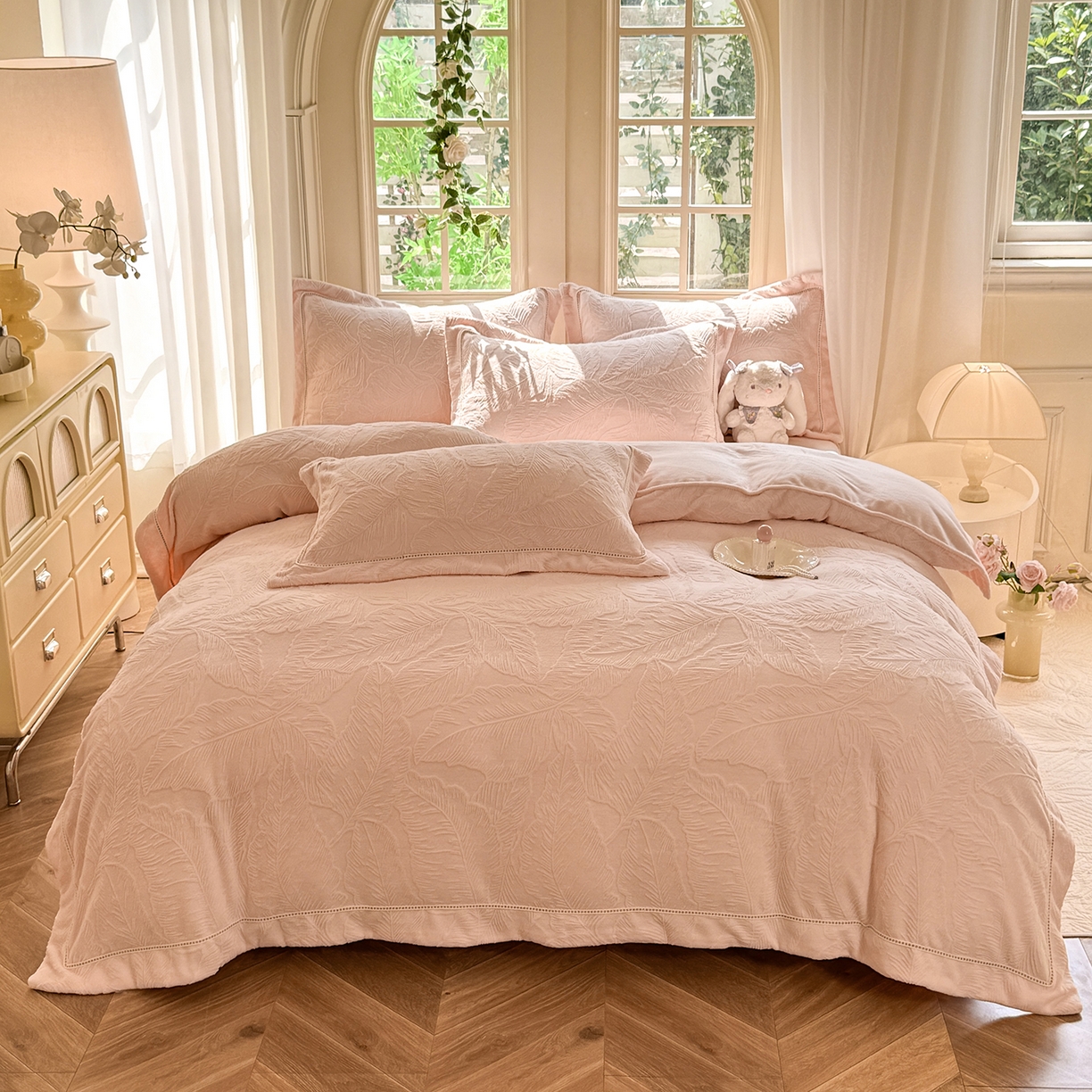 91家纺网 家纺一手货源 找家纺 艾唯希家纺 2025新款全消光雕花绒织带款四件套牛奶绒-雕花织带系列 花之蔓-粉