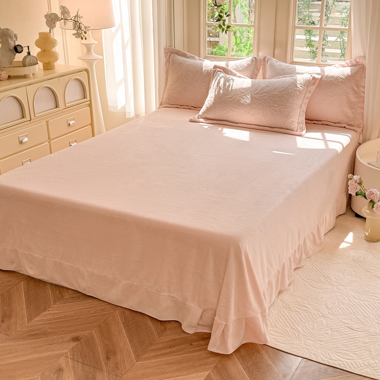 91家纺网 家纺一手货源 找家纺 艾唯希家纺 2025新款全消光雕花绒织带款四件套牛奶绒-雕花织带系列 花之蔓-粉