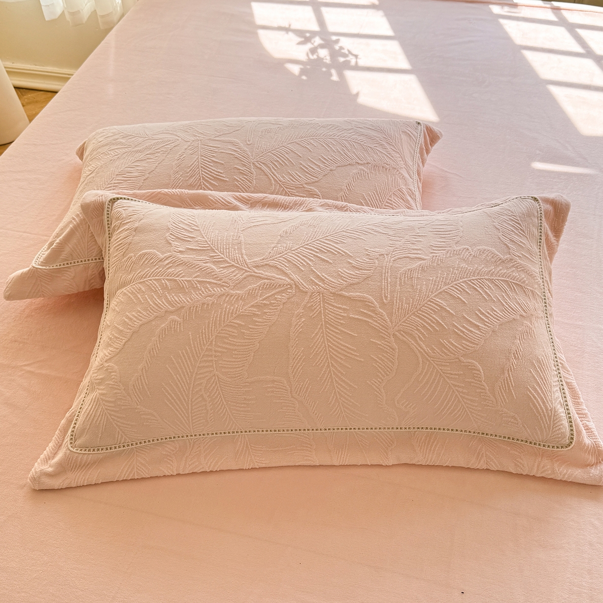 91家纺网 家纺一手货源 找家纺 艾唯希家纺 2025新款全消光雕花绒织带款四件套牛奶绒-雕花织带系列 花之蔓-粉