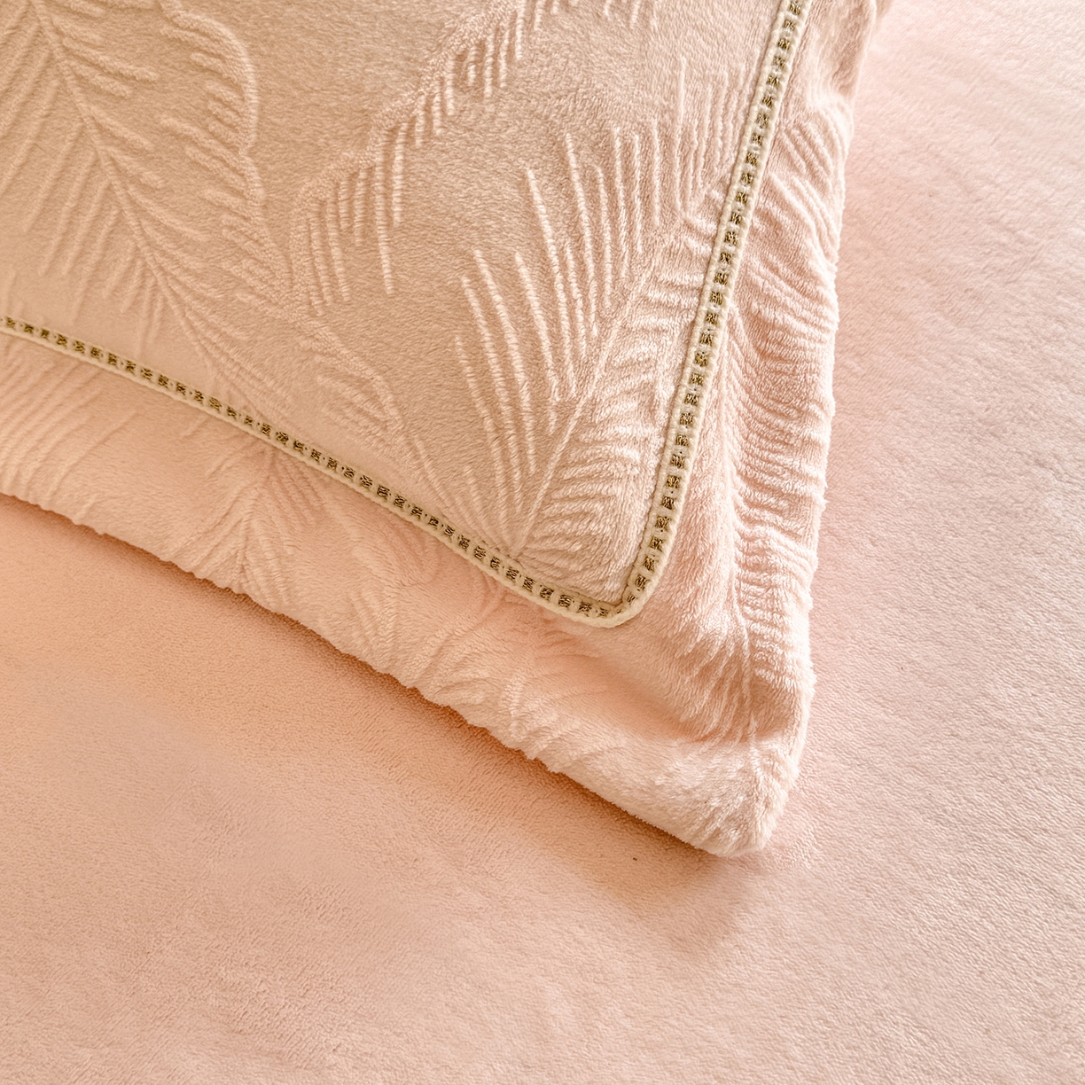 91家纺网 家纺一手货源 找家纺 艾唯希家纺 2025新款全消光雕花绒织带款四件套牛奶绒-雕花织带系列 花之蔓-粉