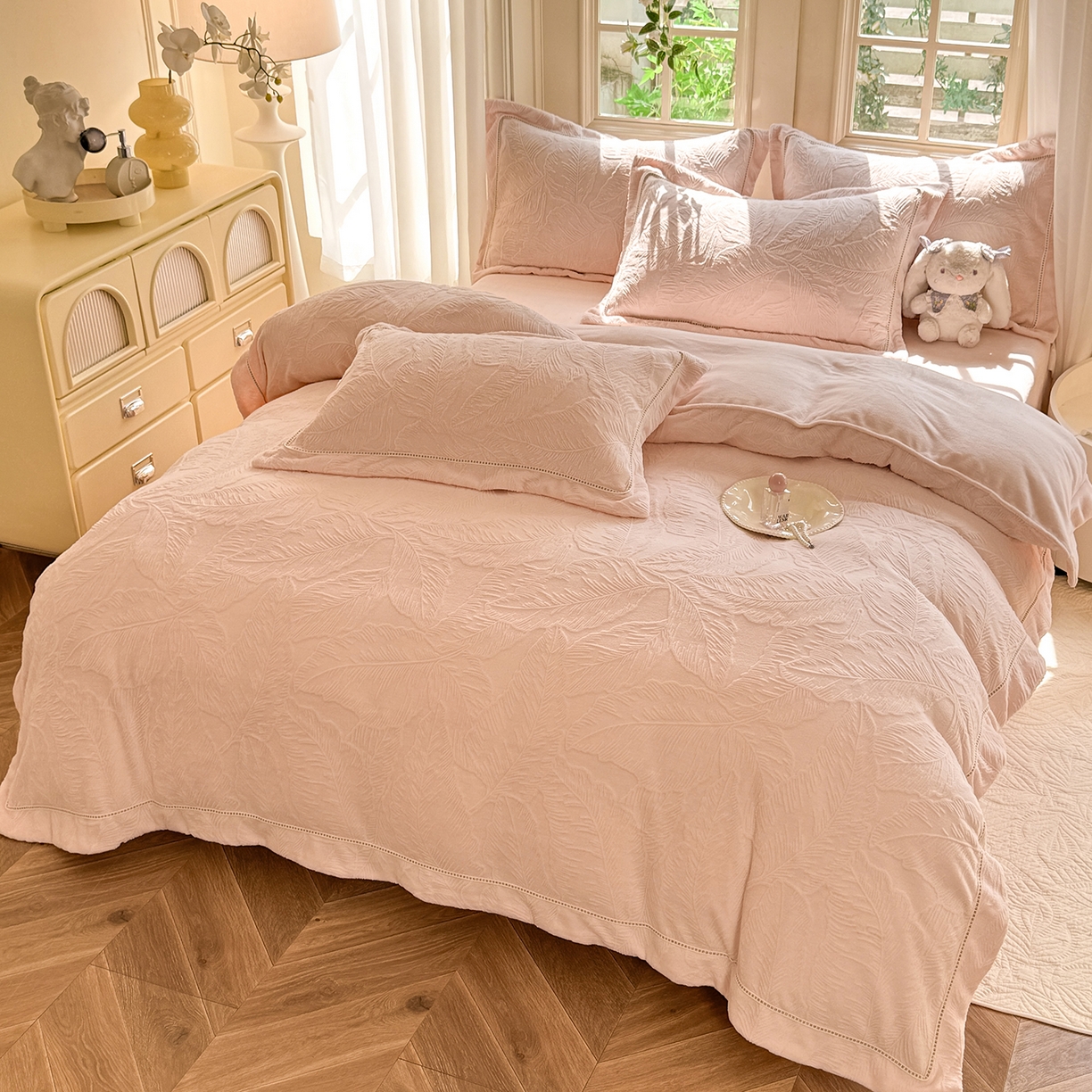 91家纺网 家纺一手货源 找家纺 艾唯希家纺 2025新款全消光雕花绒织带款四件套牛奶绒-雕花织带系列 花之蔓-粉