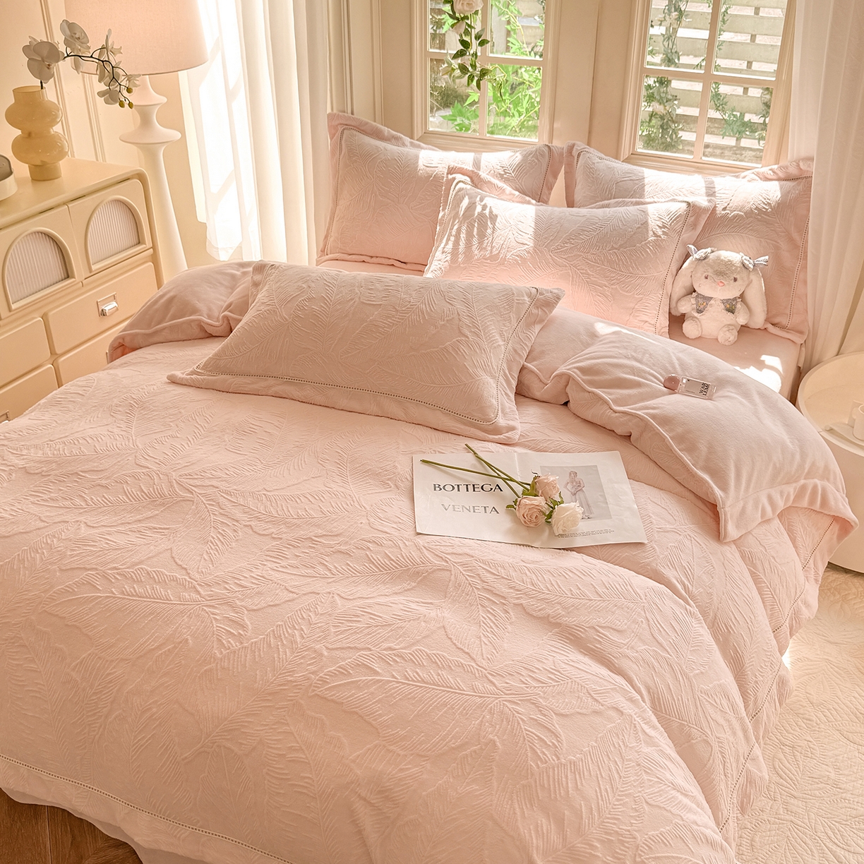 91家纺网 家纺一手货源 找家纺 艾唯希家纺 2025新款全消光雕花绒织带款四件套牛奶绒-雕花织带系列 花之蔓-粉