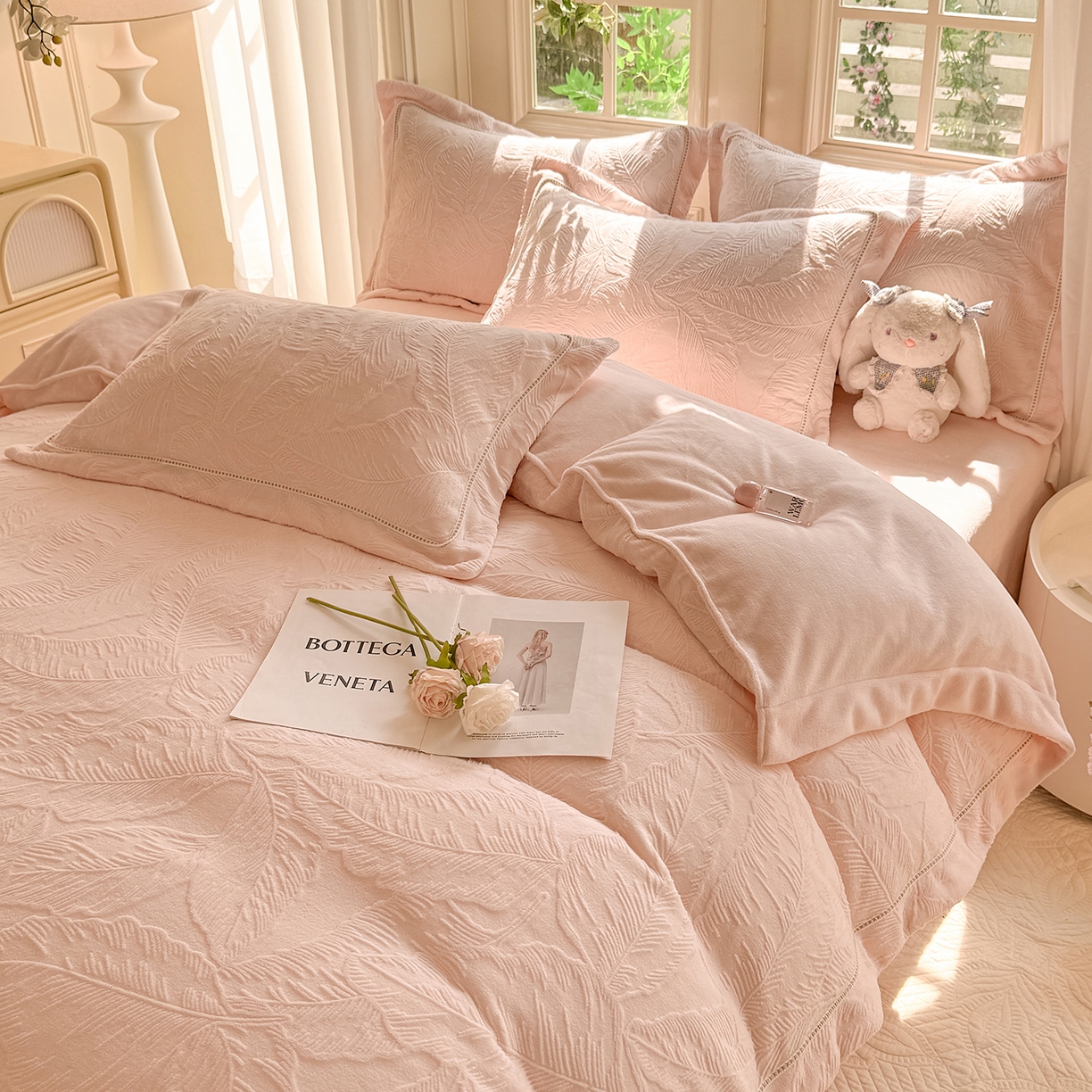 91家纺网 家纺一手货源 找家纺 艾唯希家纺 2025新款全消光雕花绒织带款四件套牛奶绒-雕花织带系列 花之蔓-粉