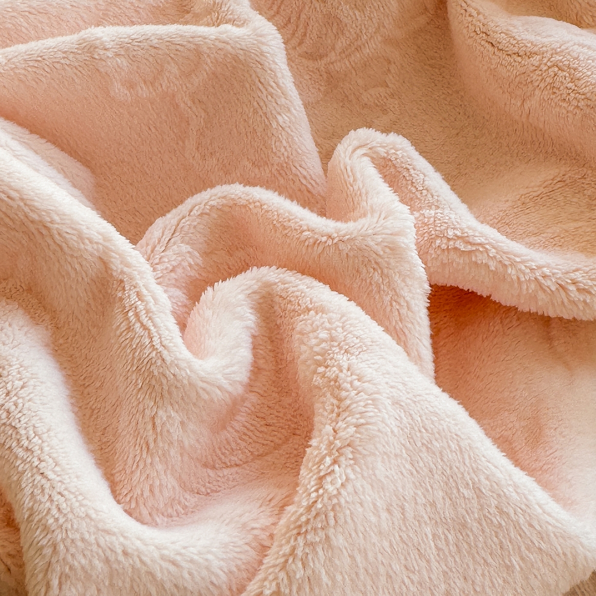 91家纺网 家纺一手货源 找家纺 艾唯希家纺 2025新款全消光雕花绒织带款四件套牛奶绒-雕花织带系列 花之蔓-粉