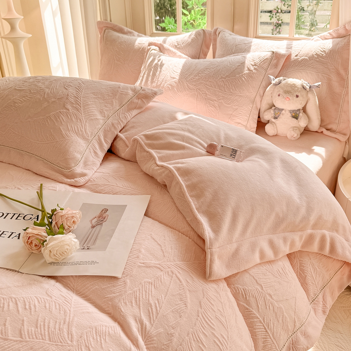 91家纺网 家纺一手货源 找家纺 艾唯希家纺 2025新款全消光雕花绒织带款四件套牛奶绒-雕花织带系列 花之蔓-粉