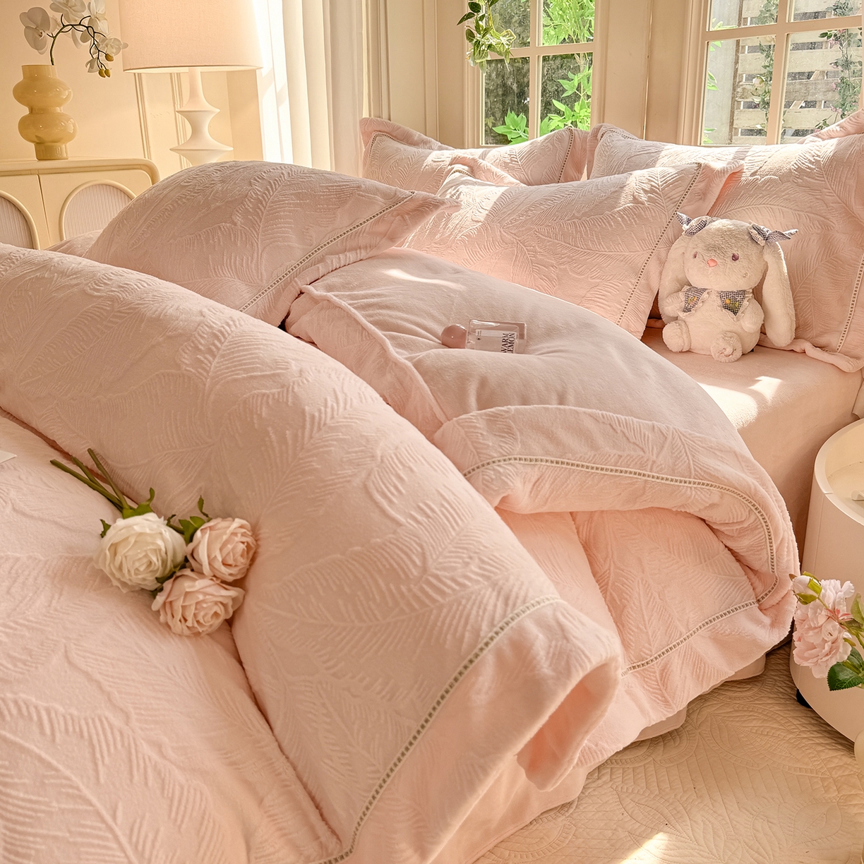 91家纺网 家纺一手货源 找家纺 艾唯希家纺 2025新款全消光雕花绒织带款四件套牛奶绒-雕花织带系列 花之蔓-粉