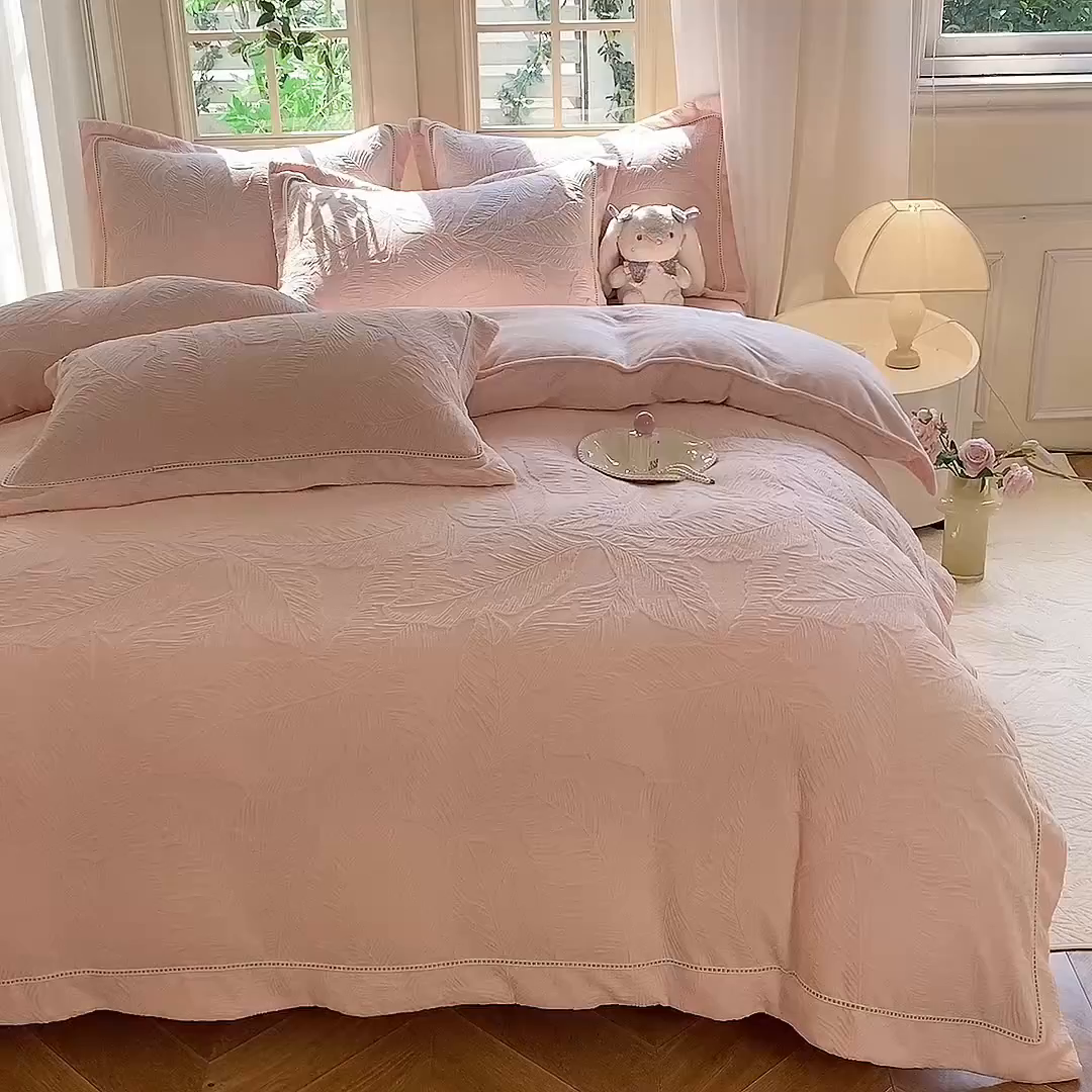 91家纺网 家纺一手货源 找家纺 艾唯希家纺 2025新款全消光雕花绒织带款四件套牛奶绒-雕花织带系列 花之蔓-粉