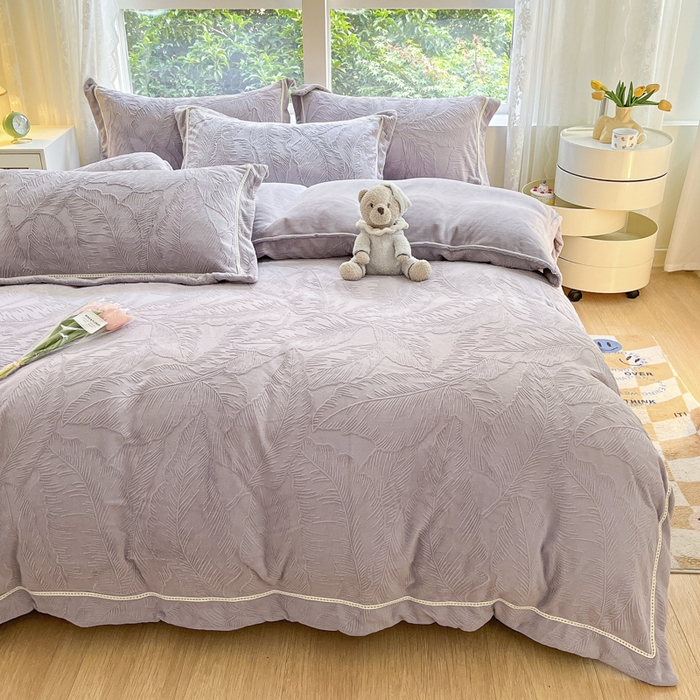 91家纺网 家纺一手货源 找家纺 艾唯希家纺 2025新款全消光雕花绒织带款四件套牛奶绒-雕花织带系列 花之蔓-灰紫