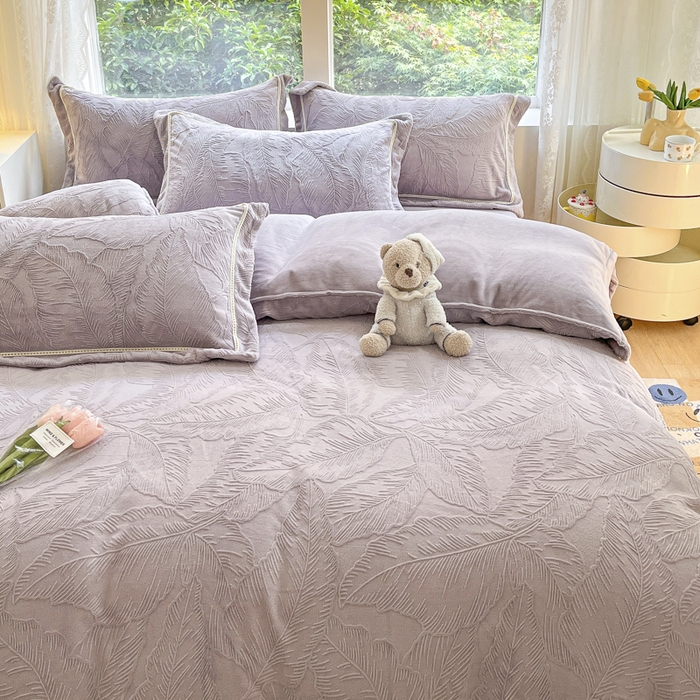 91家纺网 家纺一手货源 找家纺 艾唯希家纺 2025新款全消光雕花绒织带款四件套牛奶绒-雕花织带系列 花之蔓-灰紫