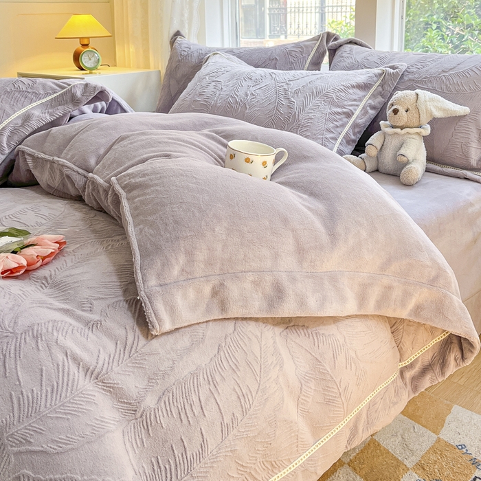 91家纺网 家纺一手货源 找家纺 艾唯希家纺 2025新款全消光雕花绒织带款四件套牛奶绒-雕花织带系列 花之蔓-灰紫