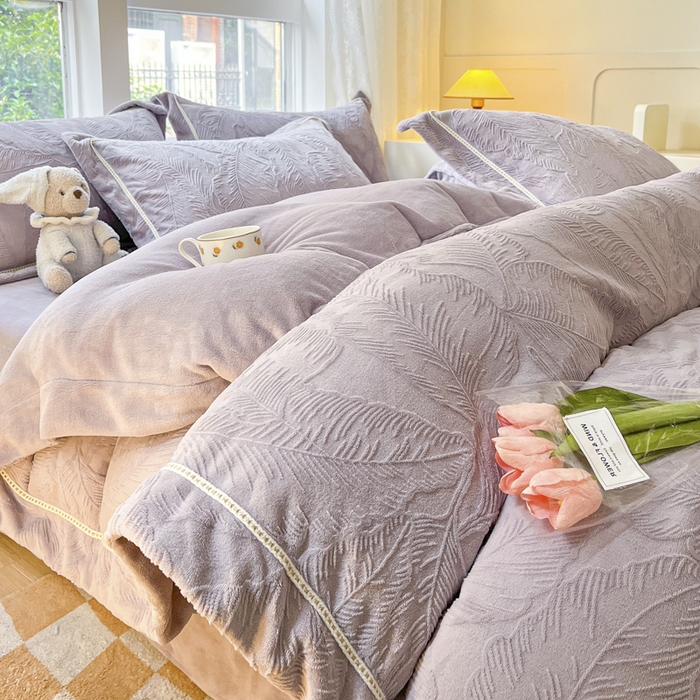 91家纺网 家纺一手货源 找家纺 艾唯希家纺 2025新款全消光雕花绒织带款四件套牛奶绒-雕花织带系列 花之蔓-灰紫