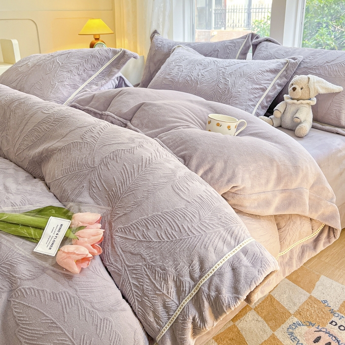 91家纺网 家纺一手货源 找家纺 艾唯希家纺 2025新款全消光雕花绒织带款四件套牛奶绒-雕花织带系列 花之蔓-灰紫