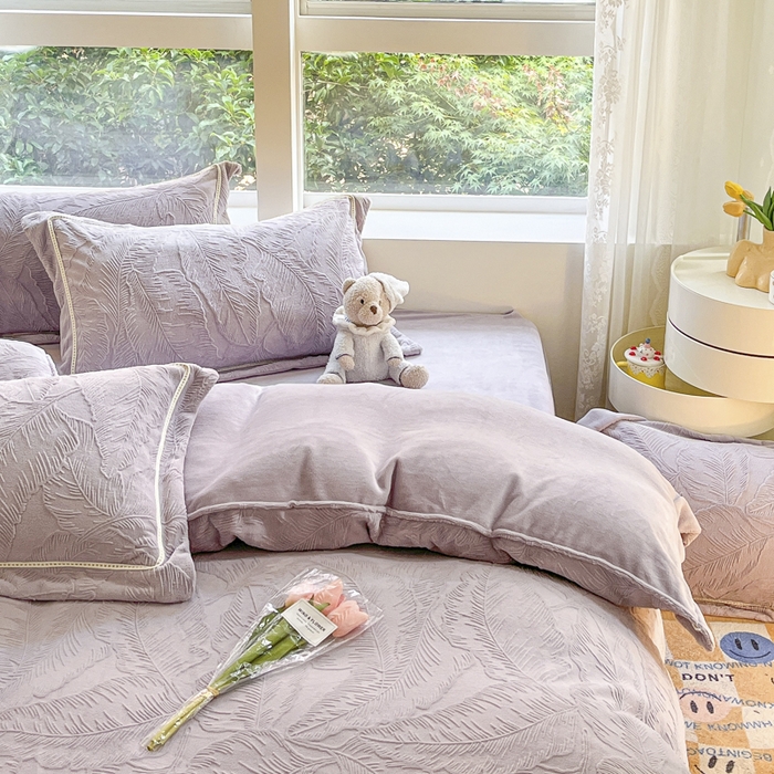 91家纺网 家纺一手货源 找家纺 艾唯希家纺 2025新款全消光雕花绒织带款四件套牛奶绒-雕花织带系列 花之蔓-灰紫