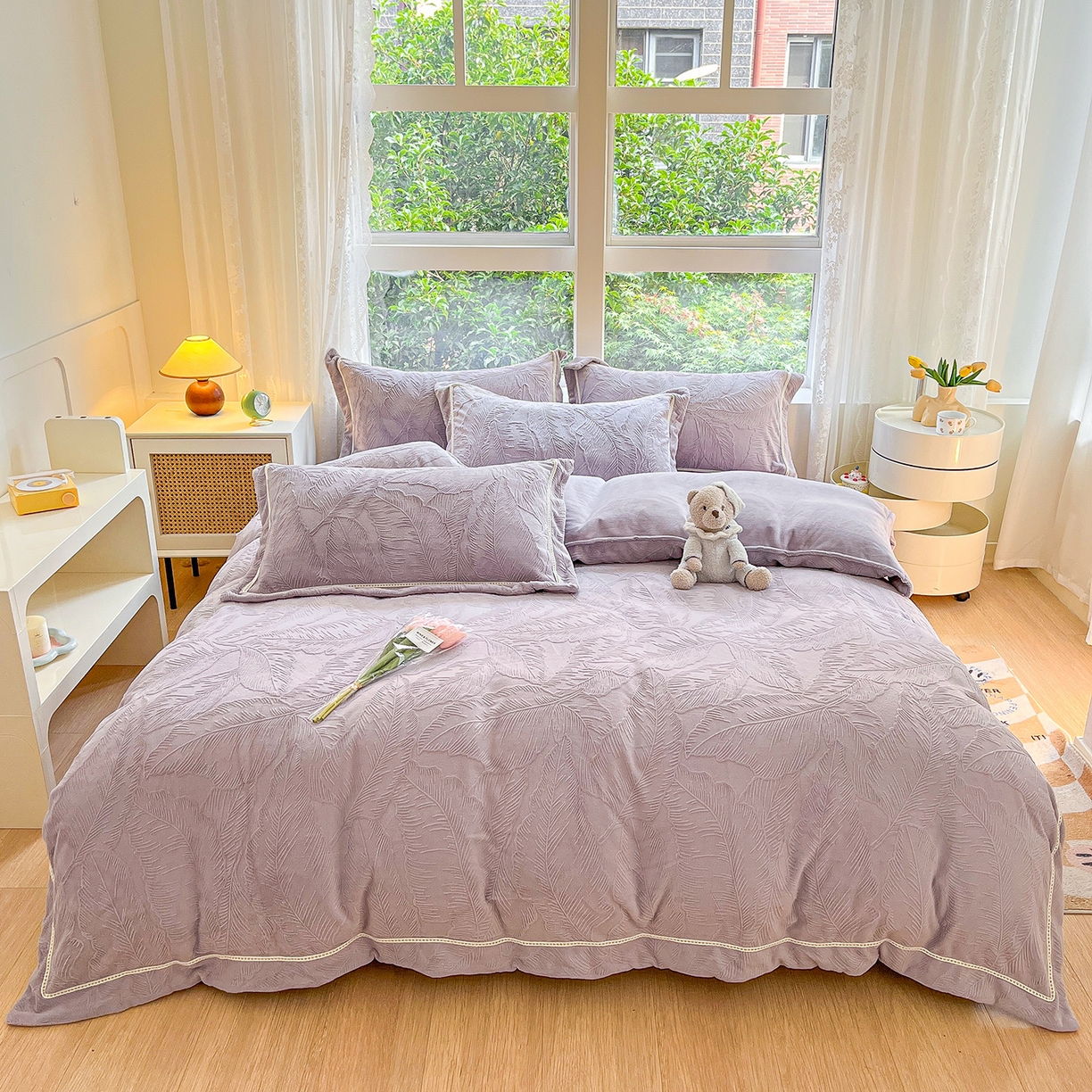 91家纺网 家纺一手货源 找家纺 艾唯希家纺 2025新款全消光雕花绒织带款四件套牛奶绒-雕花织带系列 花之蔓-灰紫