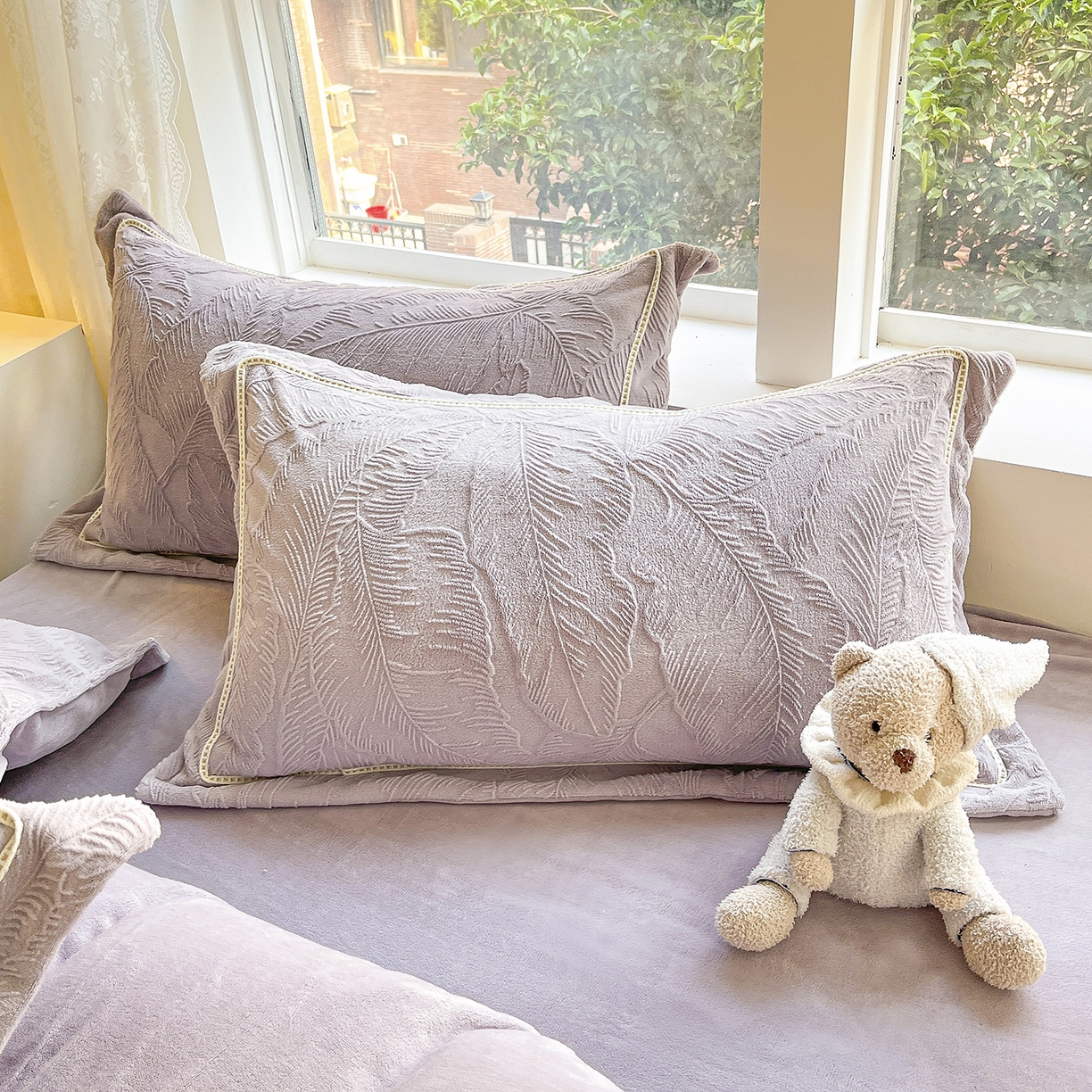 91家纺网 家纺一手货源 找家纺 艾唯希家纺 2025新款全消光雕花绒织带款四件套牛奶绒-雕花织带系列 花之蔓-灰紫