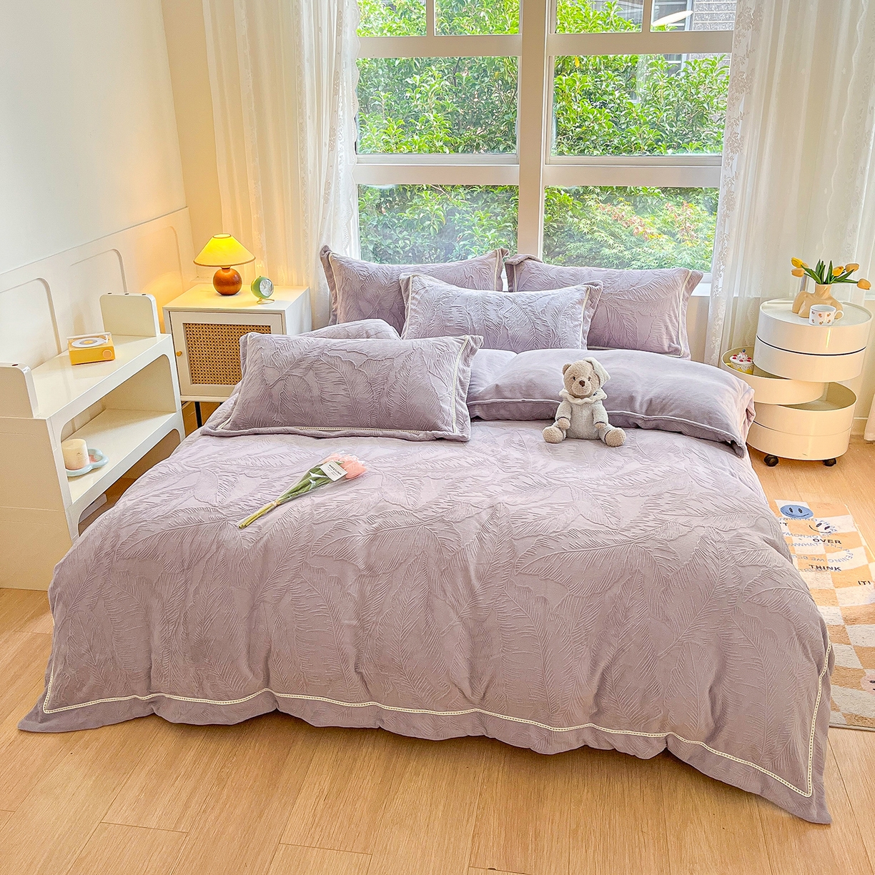 91家纺网 家纺一手货源 找家纺 艾唯希家纺 2025新款全消光雕花绒织带款四件套牛奶绒-雕花织带系列 花之蔓-灰紫