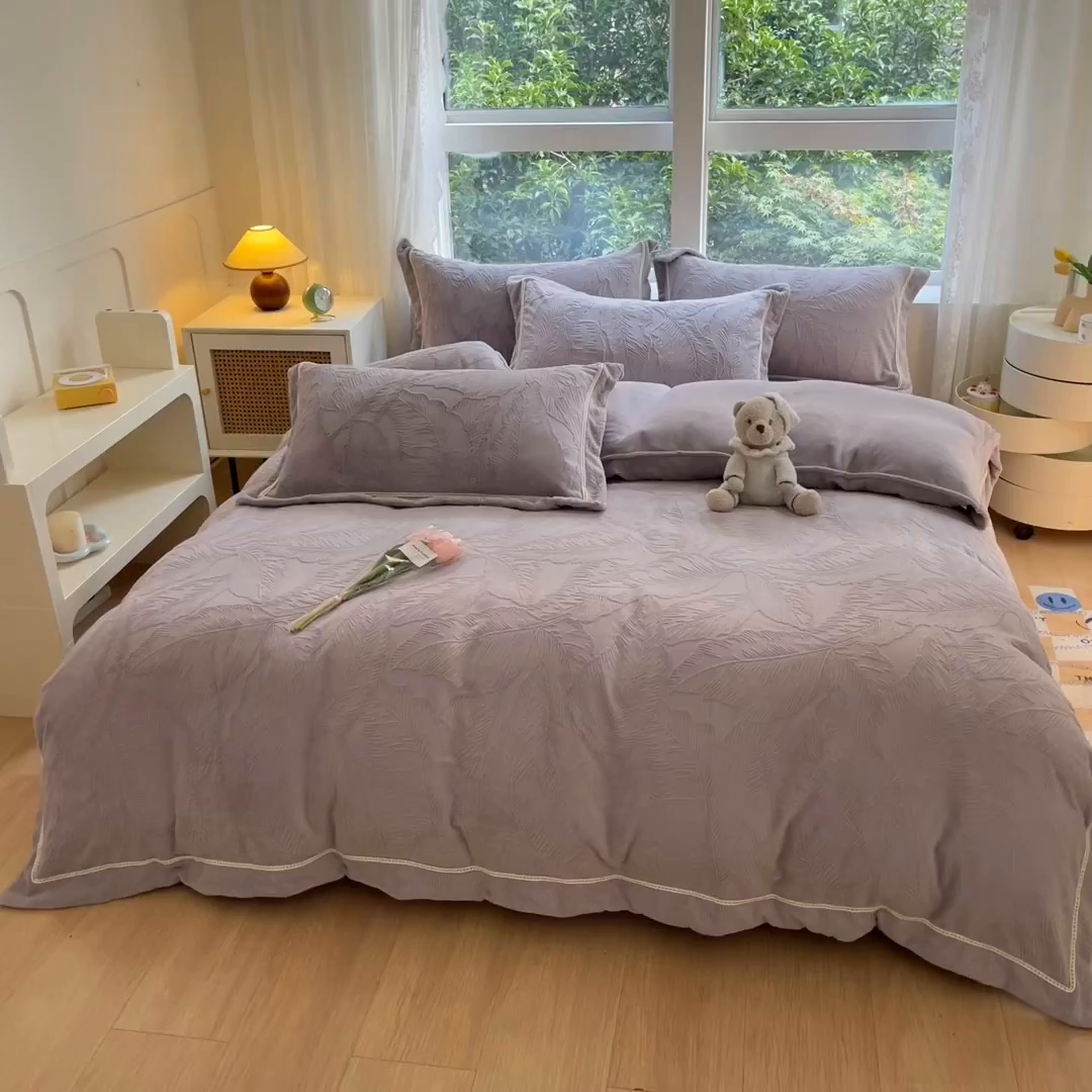 91家纺网 家纺一手货源 找家纺 艾唯希家纺 2025新款全消光雕花绒织带款四件套牛奶绒-雕花织带系列 花之蔓-灰紫