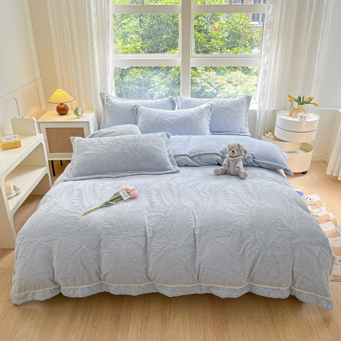 91家纺网 家纺一手货源 找家纺 艾唯希家纺 2025新款全消光雕花绒织带款四件套牛奶绒-雕花织带系列 花之蔓-蓝