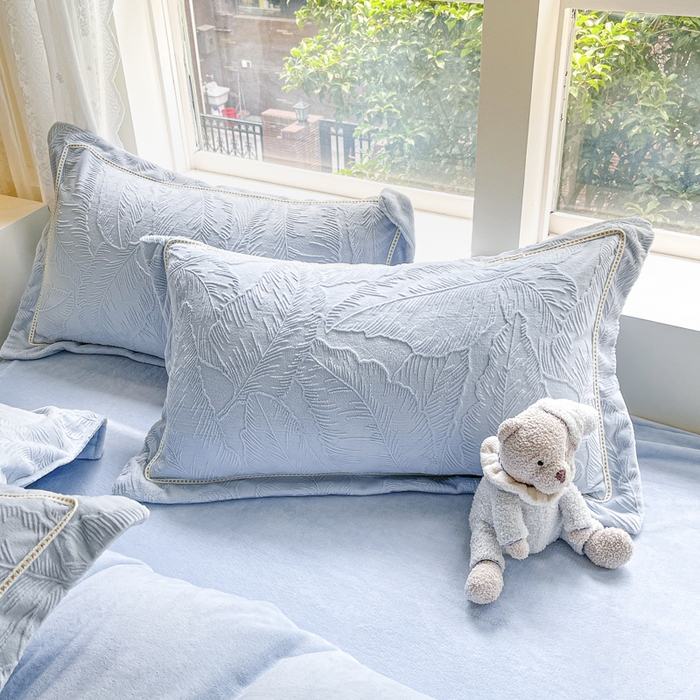 91家纺网 家纺一手货源 找家纺 艾唯希家纺 2025新款全消光雕花绒织带款四件套牛奶绒-雕花织带系列 花之蔓-蓝