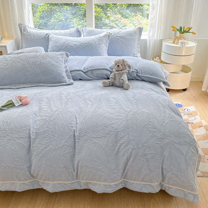 91家纺网 家纺一手货源 找家纺 艾唯希家纺 2025新款全消光雕花绒织带款四件套牛奶绒-雕花织带系列 花之蔓-蓝